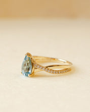 yellow gold ring with pear cut aquamarine and twist shoulders set with diamonds 