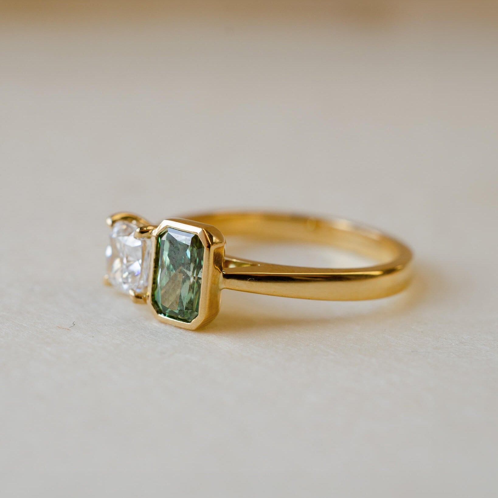 A moi et toi  engagement ring with a white and a green lab-grown diamond