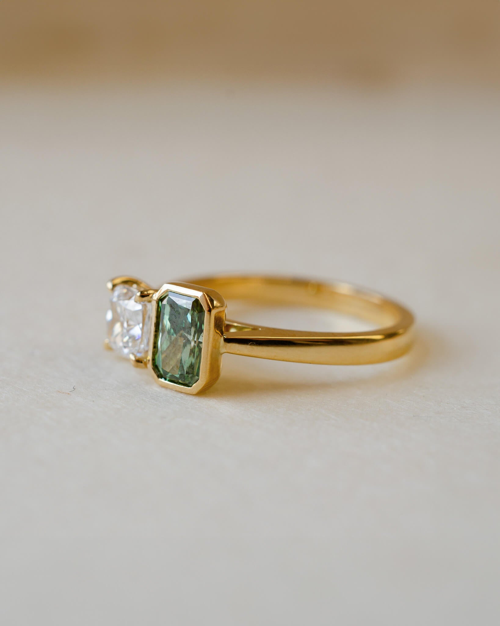 A moi et toi  engagement ring with a white and a green lab-grown diamond