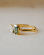 A moi et toi  engagement ring with a white and a green lab-grown diamond