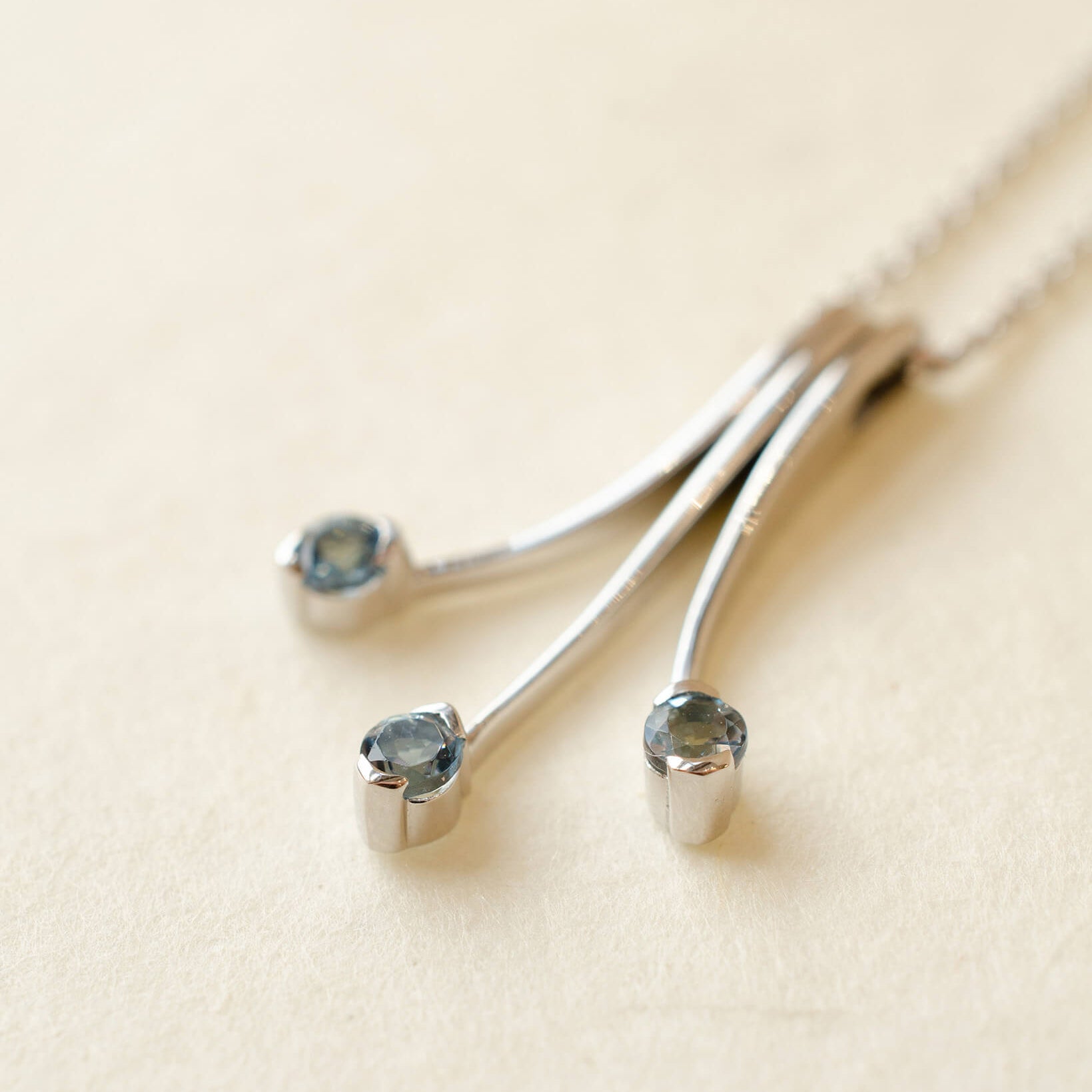 Platinum necklace with aquamarine gemstones