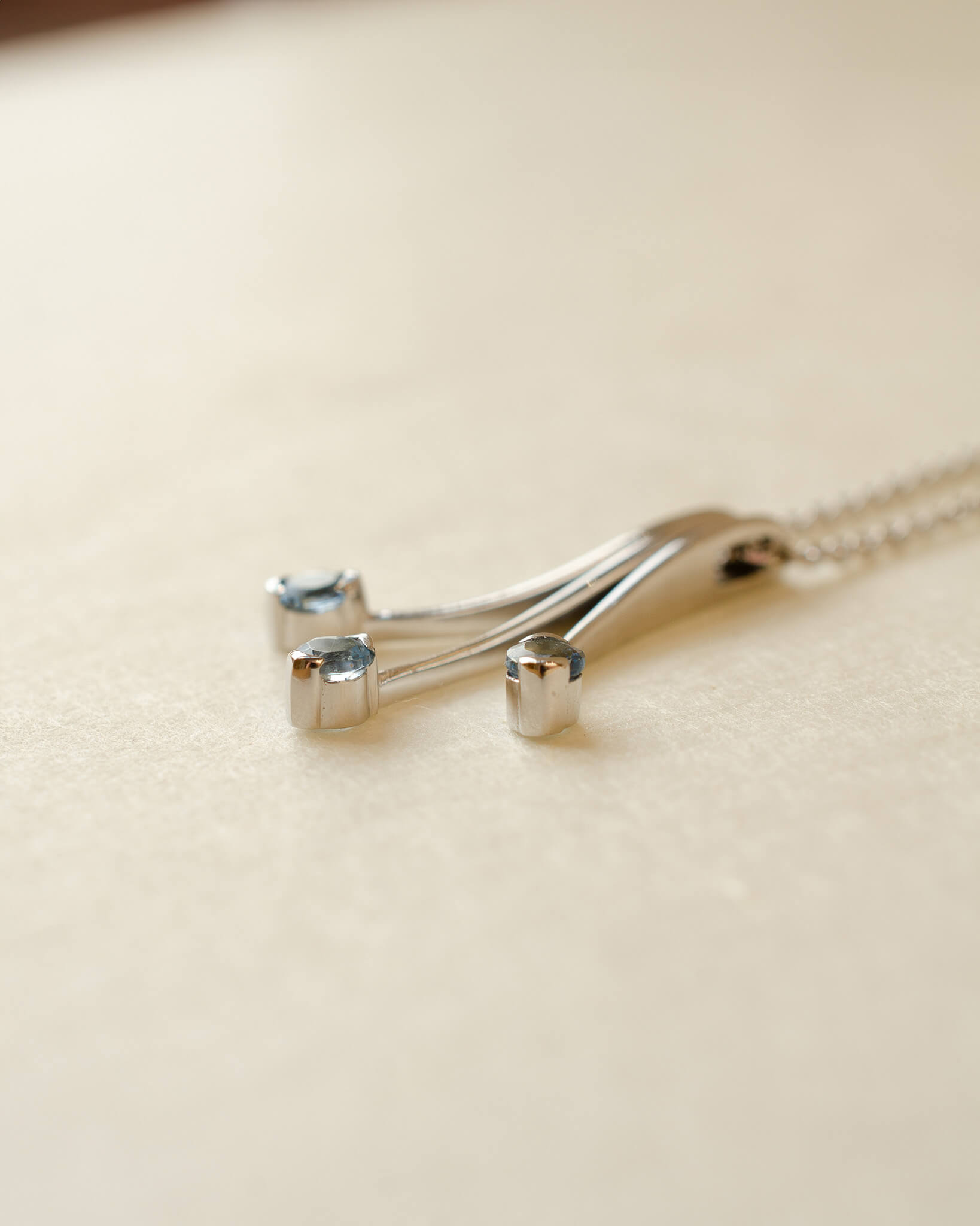 Platinum necklace with aquamarine gemstones