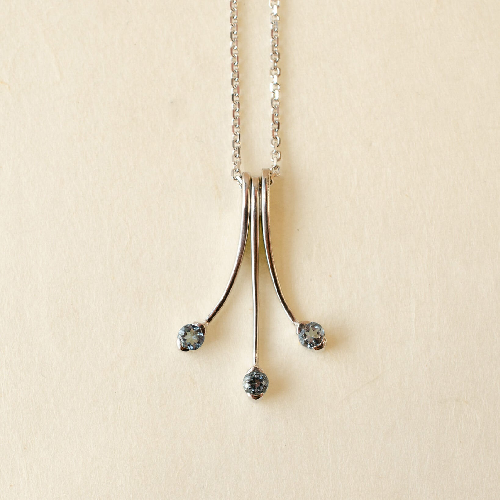 Platinum necklace with aquamarine gemstones