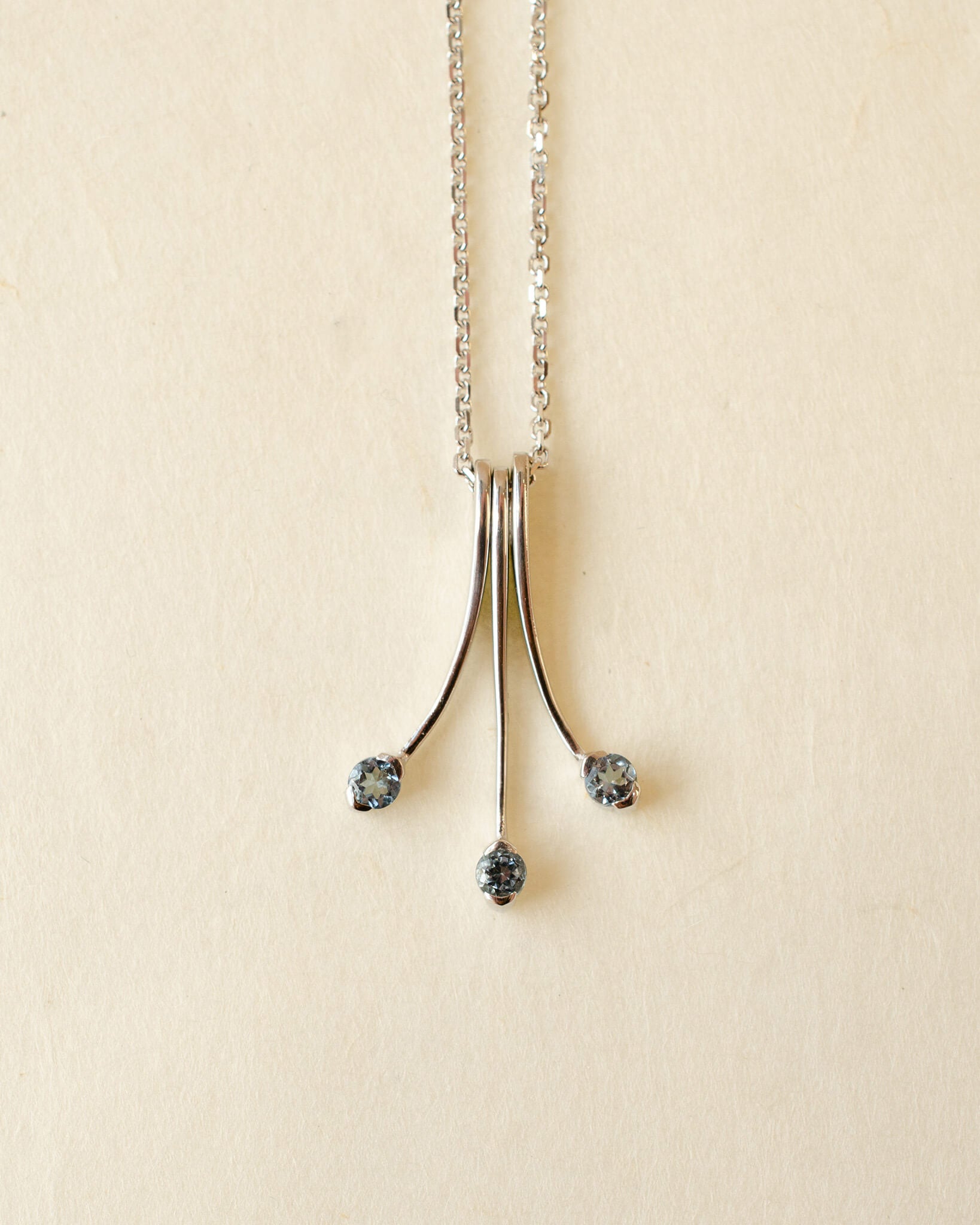 Platinum necklace with aquamarine gemstones