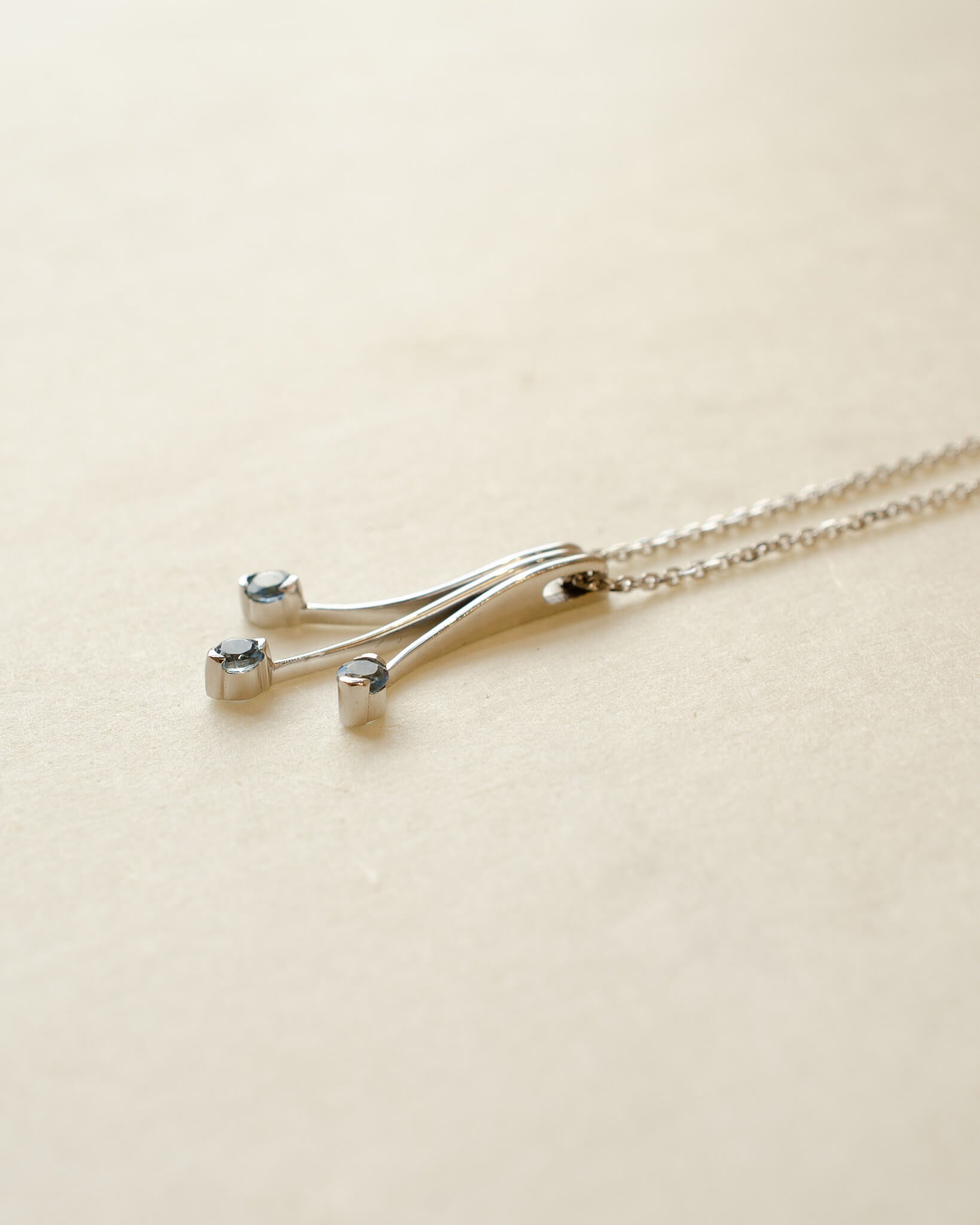 Platinum necklace with aquamarine gemstones